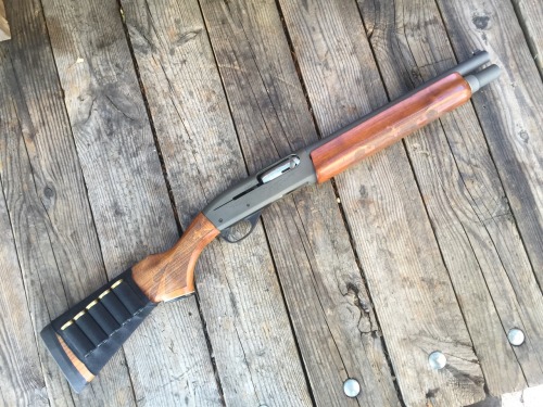 roadxzombie:  I can’t normally get into semi auto shotguns but this is very nice. 