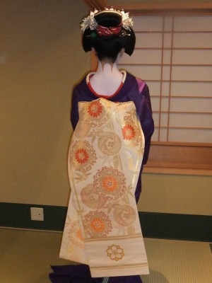 geisha-licious:  Kofuku in July - kimono patterned in lillies (SOURCE)