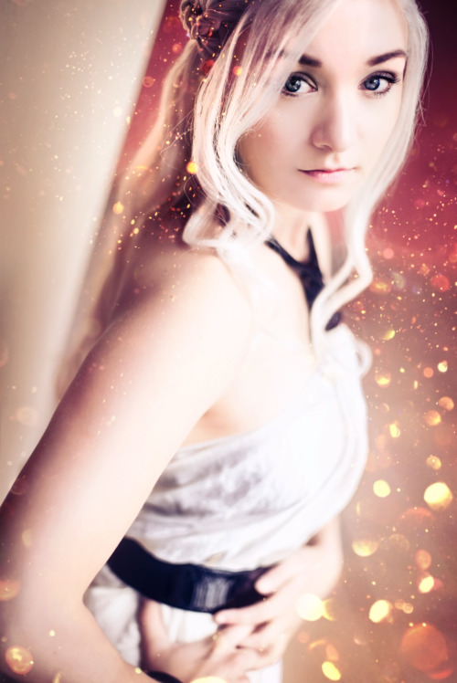 Daenerys Stormborn of House TargaryenPhotography - MidgardCosplay - Aigue-Marine
