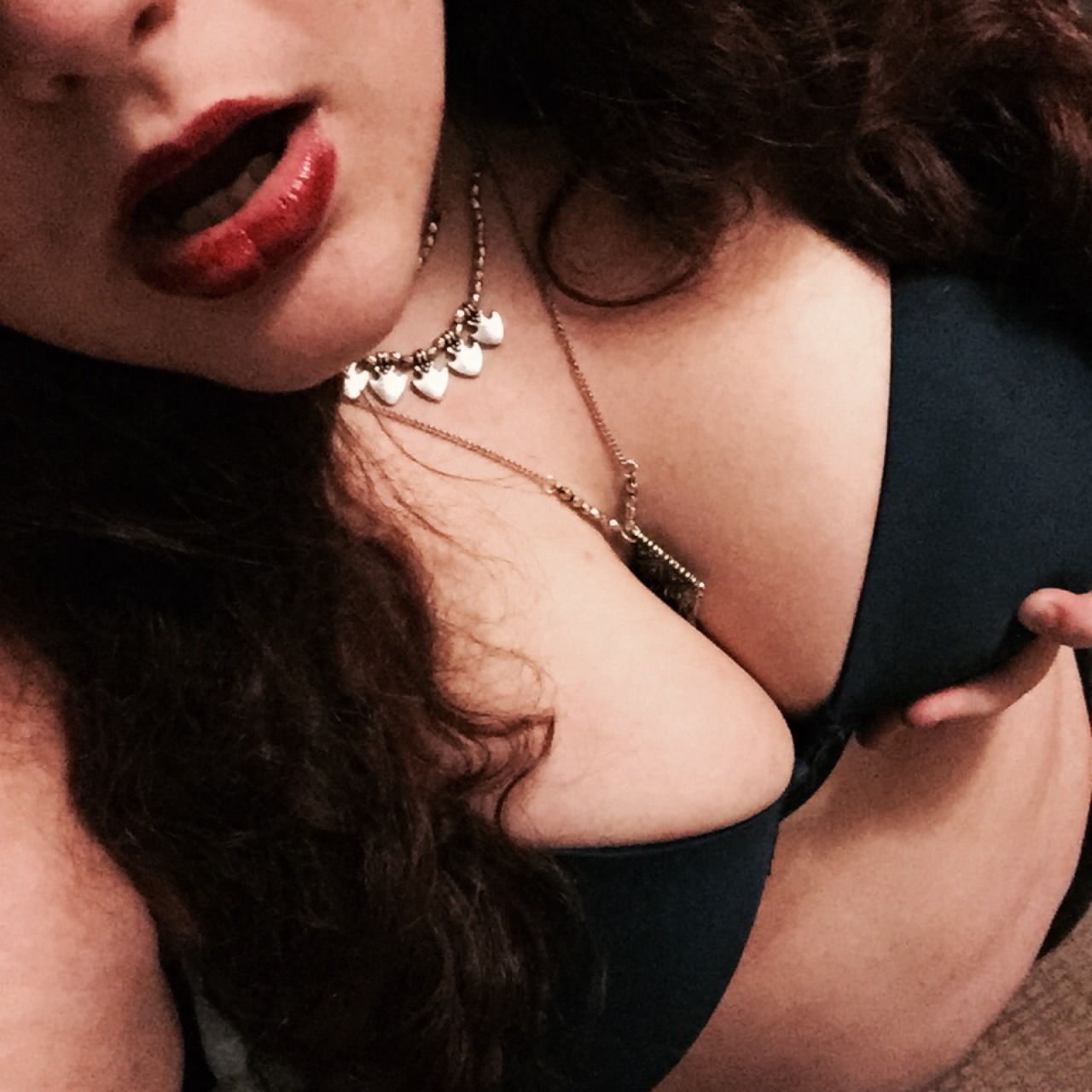 bbwcharlierebel:  Showing off my new blue bra and snowman blanket!