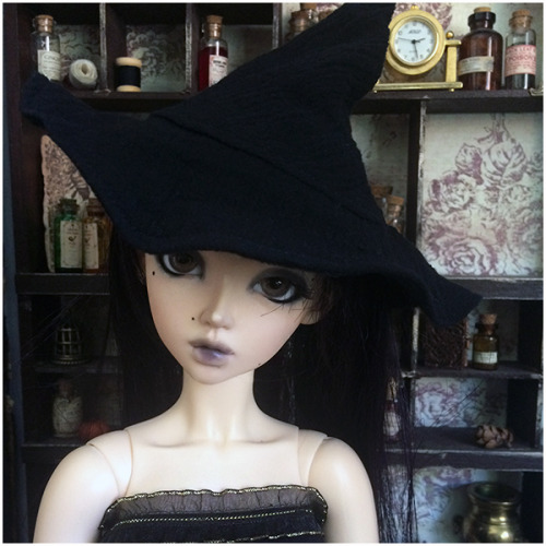 I have witch hats ready to go for SD sizes! Red, Violet and Black are available at the moment. If yo