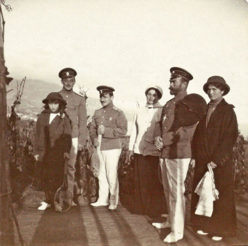 otmacamera: judicialinvestigator:  Николай II с Княжнами в Ливадии, октябрь 1913 годаГА РФ, ф. 673. 