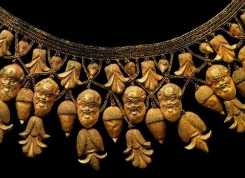 leradr: necklace from Ruvo, Italy 480 BC It was founded in Apulia, a greek colony, but it was produc