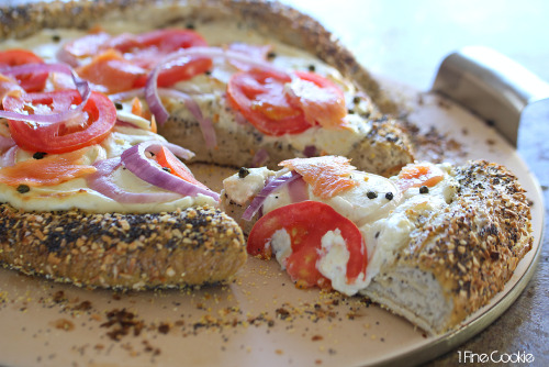 New York Everything Bagel Pizza with a Cream Cheese Sauce http://www.1finecookie.com/2014/01/new-yor