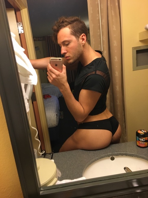 fabuloustheaterbitch:Enjoying my vacation 😊