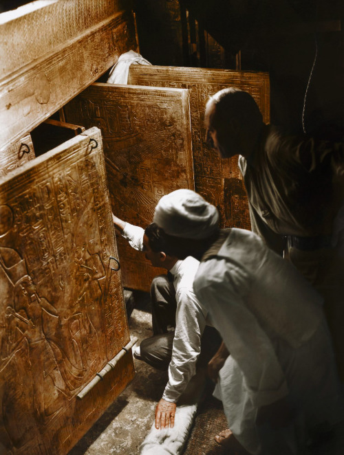 dearorpheus:Howard Carter, Arthur Callender and an Egyptian worker open the doors of the innermost s