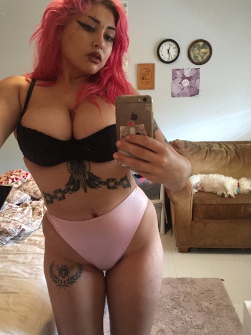 lyssbabe snapping sexy apple branded selfies