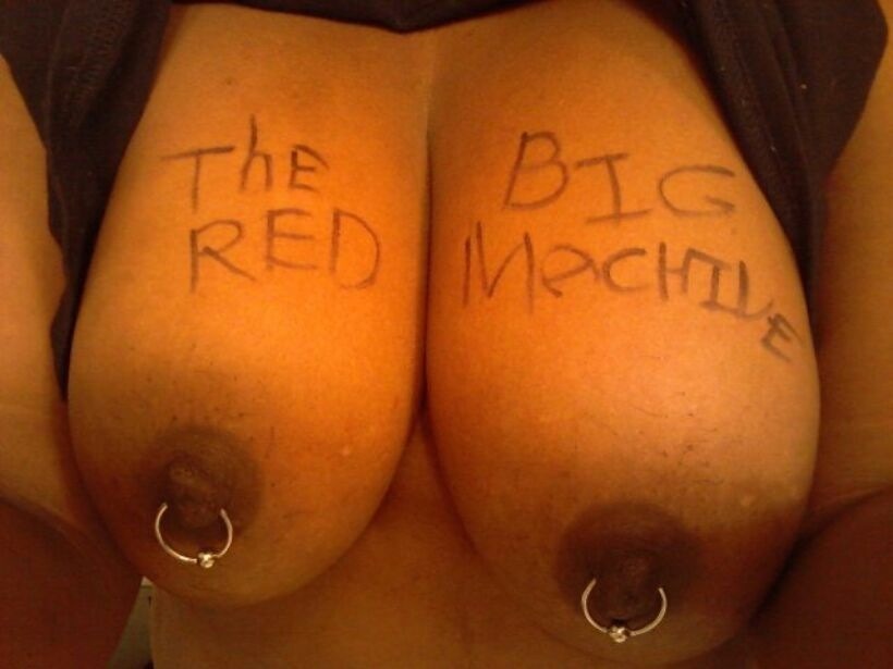 turnedoutebony:  the-bigredmachine:  Daddy’s pet  😏