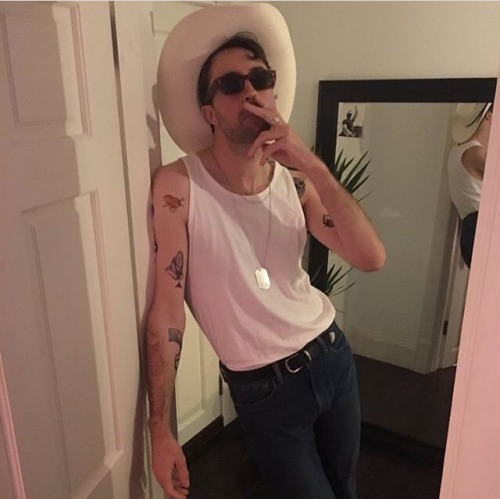 fuckyeahthevaccines:sheikhyhaand: here as the guy girls leave me for 😐