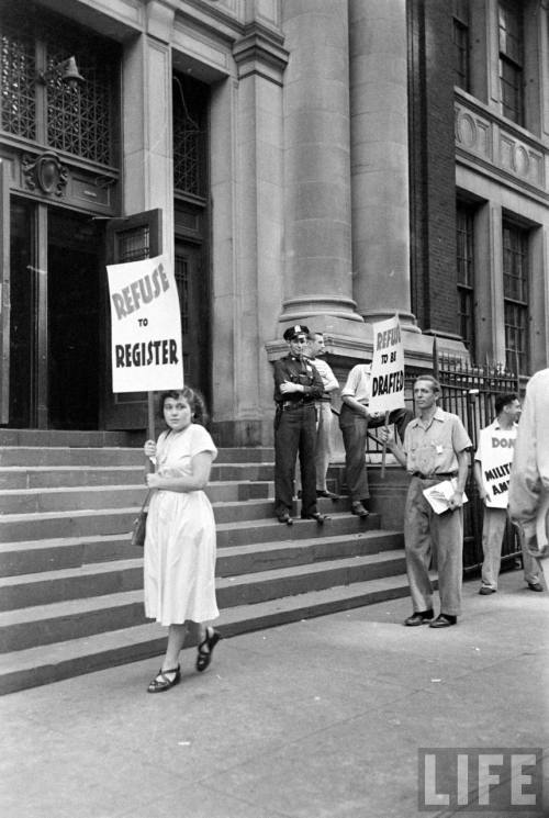 Protesting draft registration(Martha Holmes. 1948)