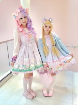 mahouprince:  Mina and I hung out yesterday and we both wore sweet lolita~~! It felt so good to be in lolita again!  (ノ・◡・)ノ ♥ 