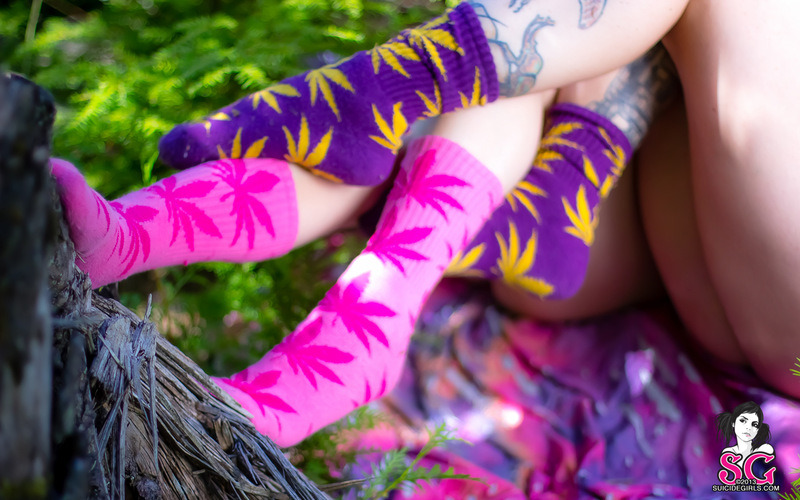 ms6978:  past-her-eyes:  Glitch Suicide + Ituit Suicide For more South African SuicideGirls