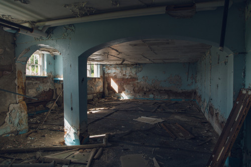 durty2shoes:  chasing light in my favorite abandoned sanatorium 