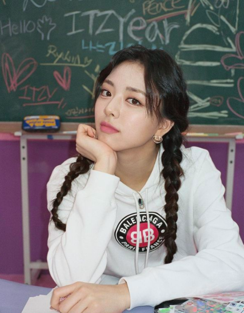 Itzy’s Yuna wearing BALENCIAGA fall winter 20/21 sweatshirt with bb print in white on itzy.all.in.us