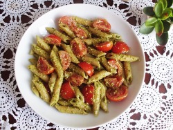 oatflake:lunch was wholemeal pasta with vegan tofu pesto and cherry tomatoes, so delicious.pesto is one of my favorite sauce for pasta