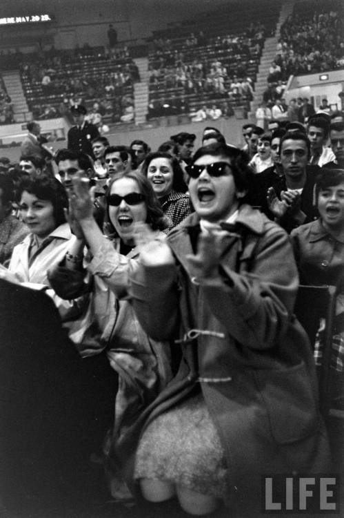 Alan Freed’s Big Beat comes to the Rhode Island Auditorium(Carl Mydans. 1958)