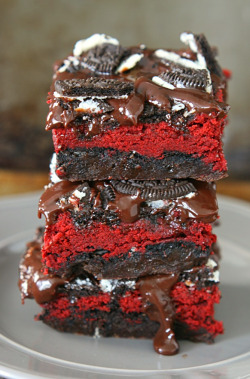 verticalfood:  Red Velvet Oreo Brownies