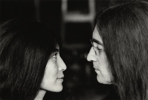 twixnmix:Yoko Ono and John Lennon photographed by Tom Blau, November 1969.