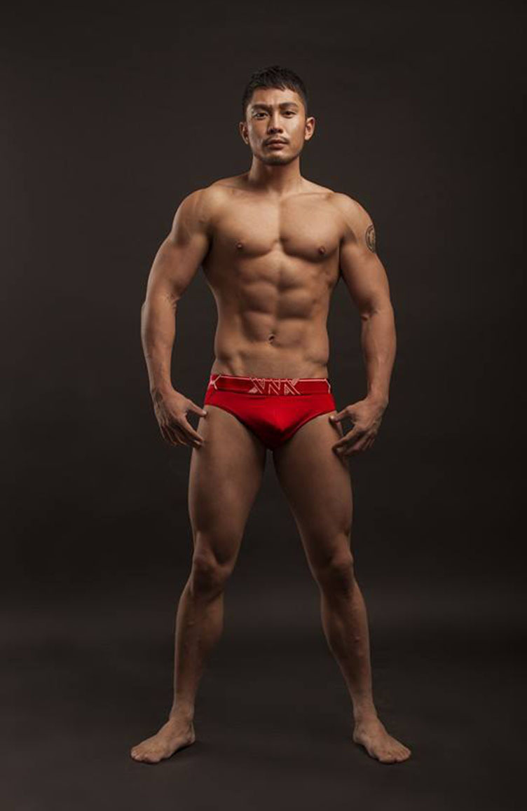 twofishworld:  urgreatbear:  Sky Tenten…已故日本GV男優真崎航的男友，目前還活躍於夜店猛男秀場。