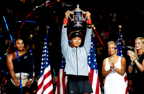 angiekerber:Naomi Osaka of Japan poses with the championship trophy after winning the Women’s 