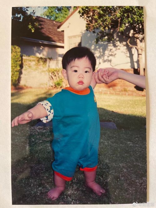 Mark’s Weibo Update.[TRANS] “happy children’s day !”trans cr: withyoumarktuan