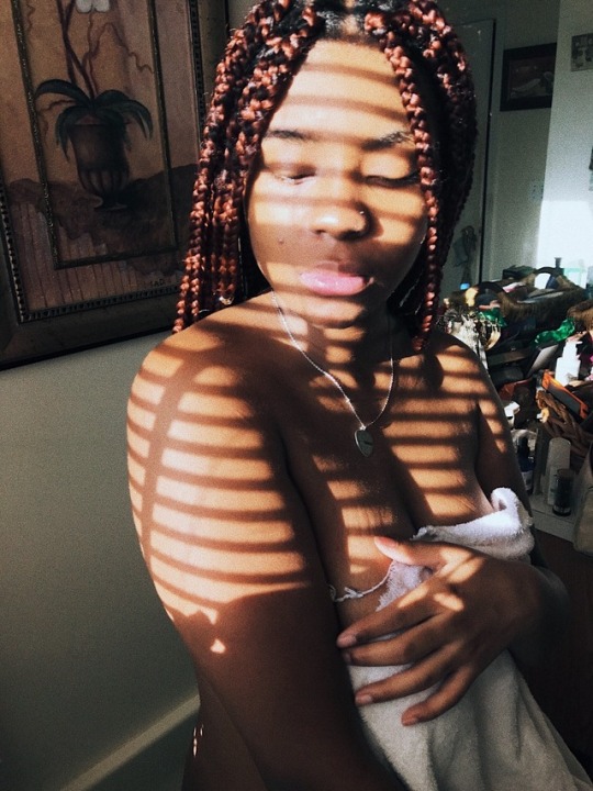 kingdopeness:  “If I told you that a flower bloomed from a dark room would you trust it?” 🌸 🌺 