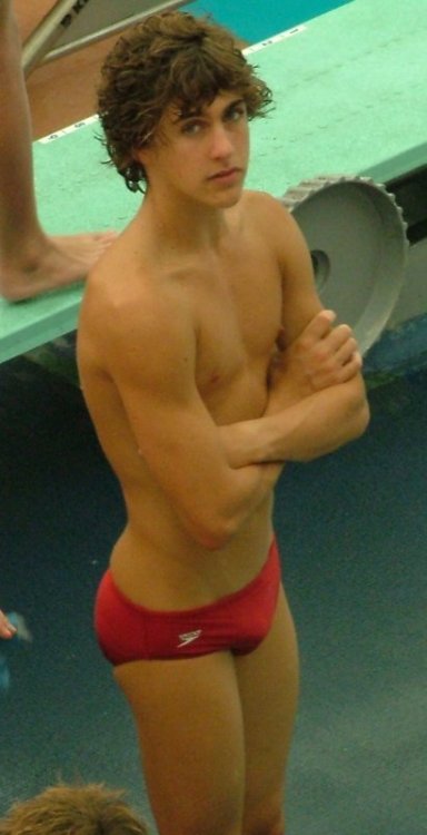 speedo620: greenspeedos: love that look Pretty amazing….