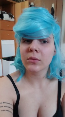 stillbartifer:  Found a few stupid pics I took during the process of cutting the Neptune wig. I had fun and I regret nothing.