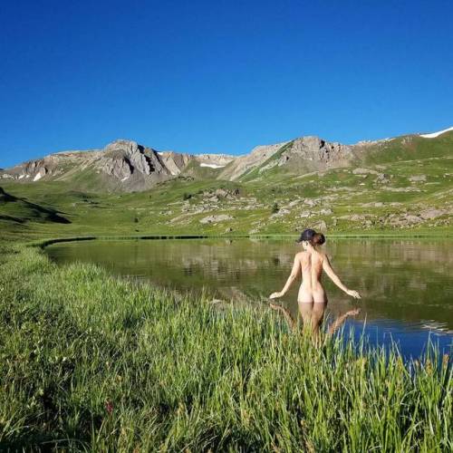 sunshineandhealth:  naturalswimmingspirit: wonderhussy Morning bath in a lake in the Rocky Mountains ..#colorado #rockymountains #skinnydipping #nude #naked #freehiking #nudist #naturist  ☮ Peace, love, and nudity! 💖http://sunshineandhealth.tumblr.com