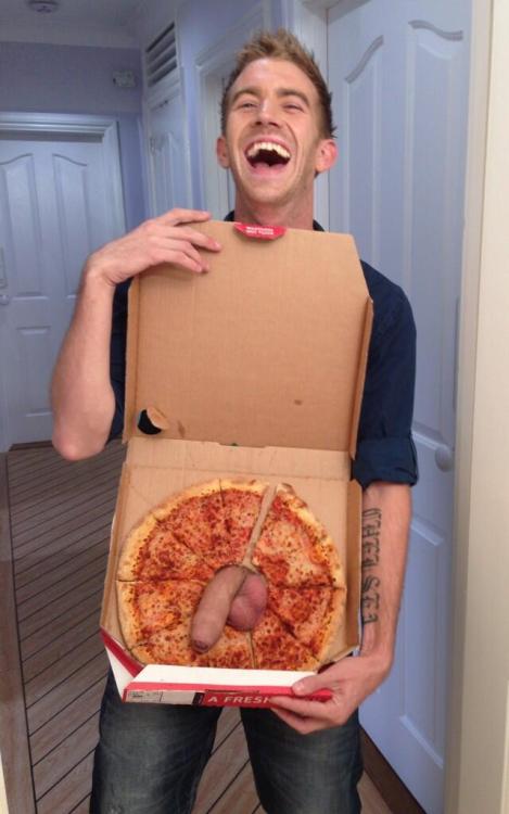howie73:  lecker wuerstchenpizza