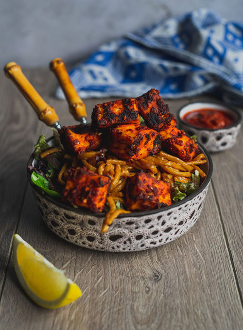 If you want to make these harissa tofu puffs and tahin noods low effort, use store-bought tofu puffs