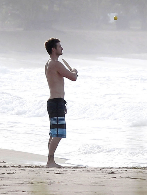 justintimberlakedoingthings:Justin Timberlake plays a lonely game of paddleball with the ocean