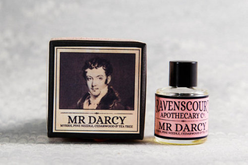 Perfume literario.
En Estsy venden estos perfumes con nombres de personajes. Aunque al principio Heathcliff (que era criado y mozo de cuadras) no creo que oliera muy bien, todo lo contrario que el señor Darcy..
Se encarga de la fabricación y venta...