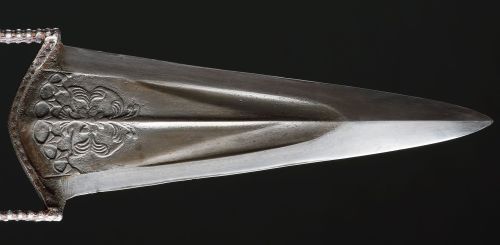 art-of-swords:Katar DaggerDated: 17th centuryCulture: South IndianMeasurements: overall length 335mm