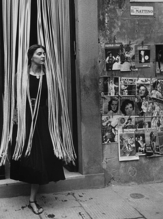 edoardojazzy:Jinx trough the beads, Florence, 1951 @ Ruth Orkin