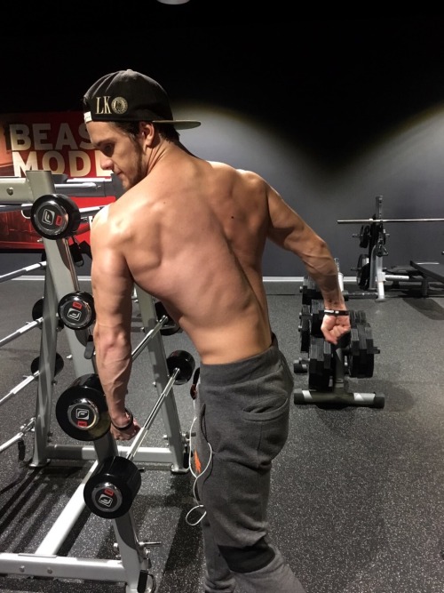 natural-lifters:  Late evening workouts are mykind of workouts 🌙💥💪 