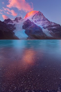 unduendesellevamiscosas:  sundxwn:  Mount Robson-Berg Lake Sunrise by Kevin McNeal  Reblogged by tumblr.viewer 