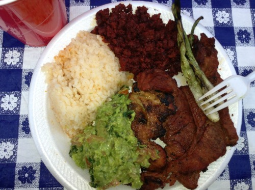 mexicanfoodporn:Carne asada, pollo asado, arroz, guacamole, and chorizo.