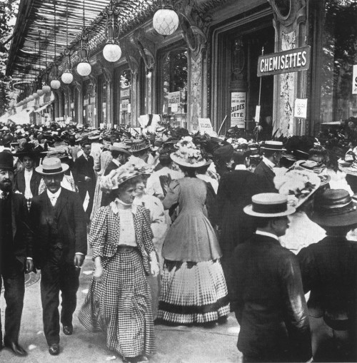 feuille-d-automne: La foule devant les Galeries Lafayette, probablement rue La Fayette, au moment de