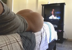 jem-sie:  i was taking random booty pics and it looks like the guy on the tv was looking