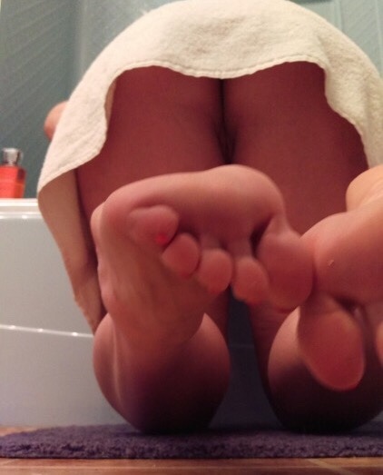 ninavontease1: Sneaky boy! Are you looking at my feet while I prepare my bath? Would you like to sni