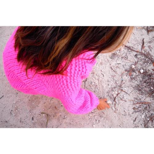Loopy Mango Her Cardigan in Spicy Hot Pink. #loopymango #madeformaking #iloveloopymango #merino5 #me