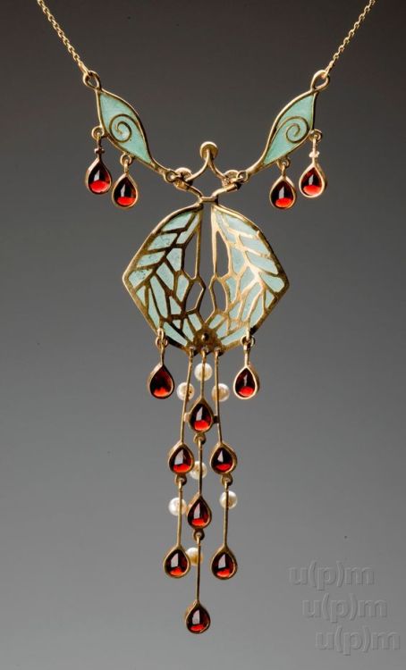 fawnvelveteen: Art Nouveau gold necklace, after 1900, Museum of Decorative Arts Prague, Czech Republ