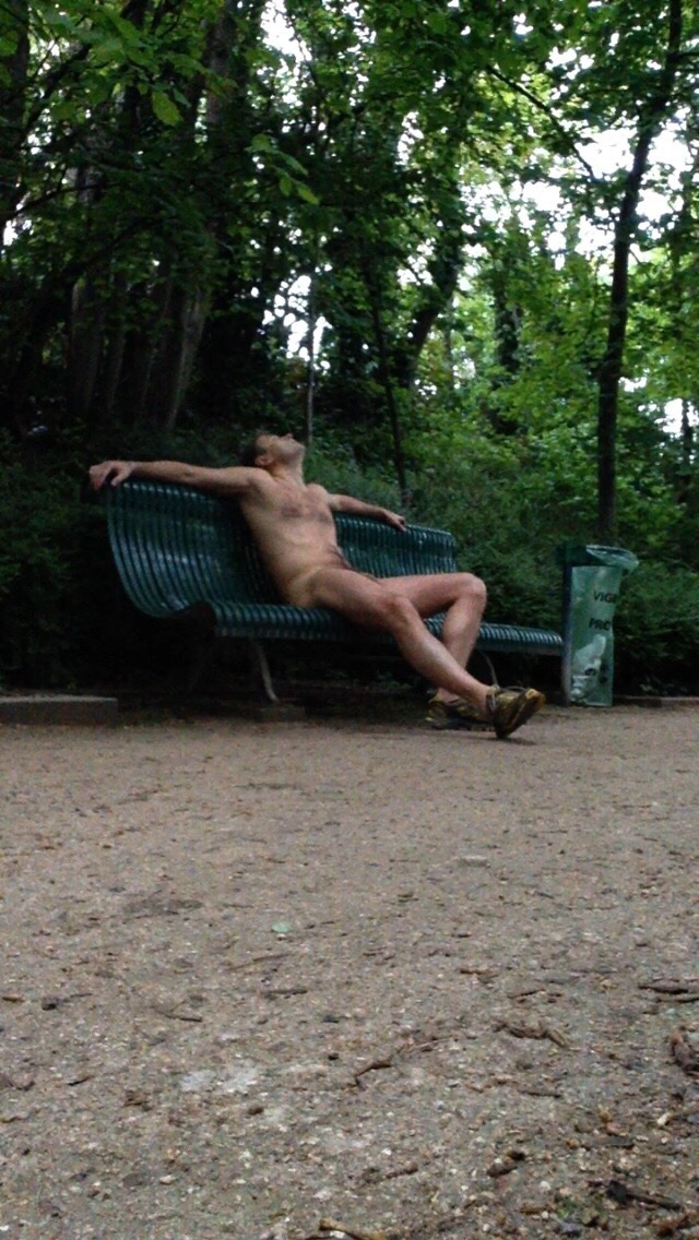 mesexhib:  Pause sur un banc dans un parc parisien. Il fait bon c'est l'été. 