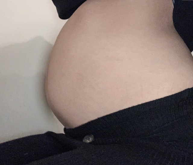 stuffingbelly:Before and after 2 liters of milk 😱