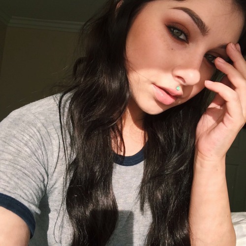 bewwbs:  lickgold:  Someone kiss me  god you’re absolutely breathtaking