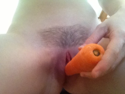 theselflovepixie:  …so I have the day off of work, doing a bit of cooking, and I got sucked into the carrots again, I haven’t cum this hard in weeks   Sexy