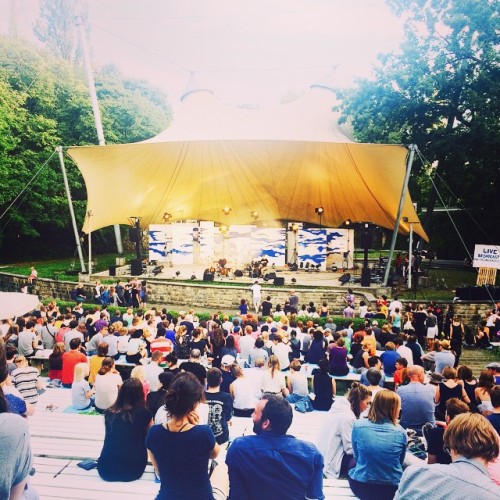 By The Lake Festival! Were here enjoying the great music and atmosphere. On stage at 20.40🎶 #bythelakefestival (på/i Freilichtbühne Weißensee)