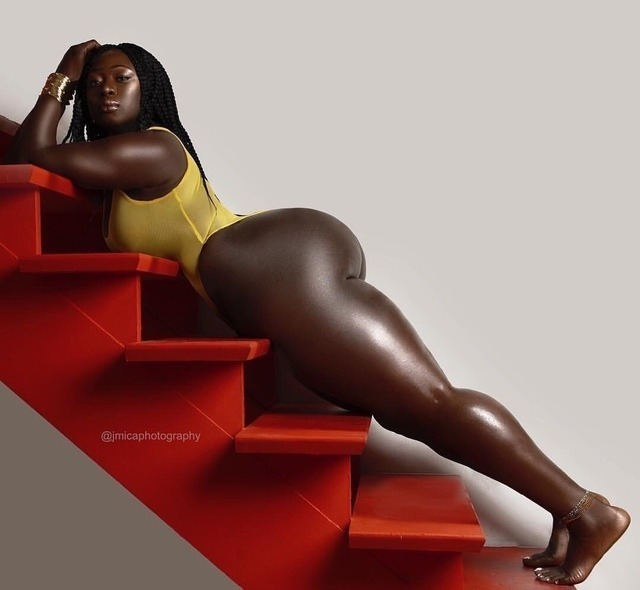 itsmarkwhite:sexmoney23:Dark chocolate, so lickable