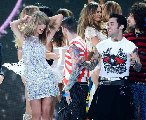 ozymandias314:OH GOD MY FAVES ARE IN A PICTURE TOGETHER!…I am torn between “Taylor, please stay far 